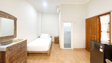 Putri Madam Kost Exclusive Syariah Jakal Yogyakarta Compact Single U