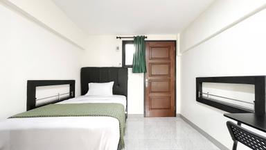 Uma Kost Wyn Kedoya Compact Full A