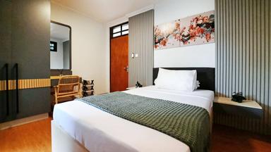 Limotigo by Little Woods Kost Cilandak Compact Full A