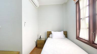 Putri Madam Kost Exclusive Syariah Jakal Yogyakarta Executive Full C