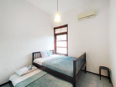 Tiara Suci House Manyaran Semarang Compact Queen + Single