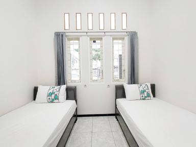 Halmahera 2 Kost Karangtempel Semarang Executive Twin A