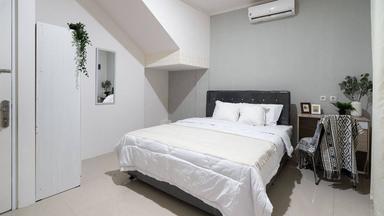 Rukita Rizadh Radio Dalam Regular Queen A