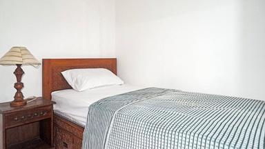 Idazoe One Kramat Sentiong Senen Compact Single