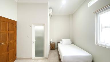 Putri Madam Kost Exclusive Syariah Jakal Yogyakarta Executive Full B