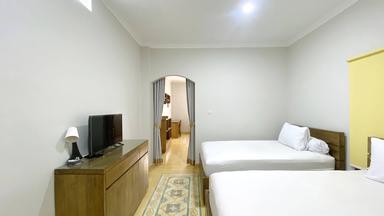 Putri Madam Kost Exclusive Syariah Jakal Yogyakarta Flat Residence Twin 