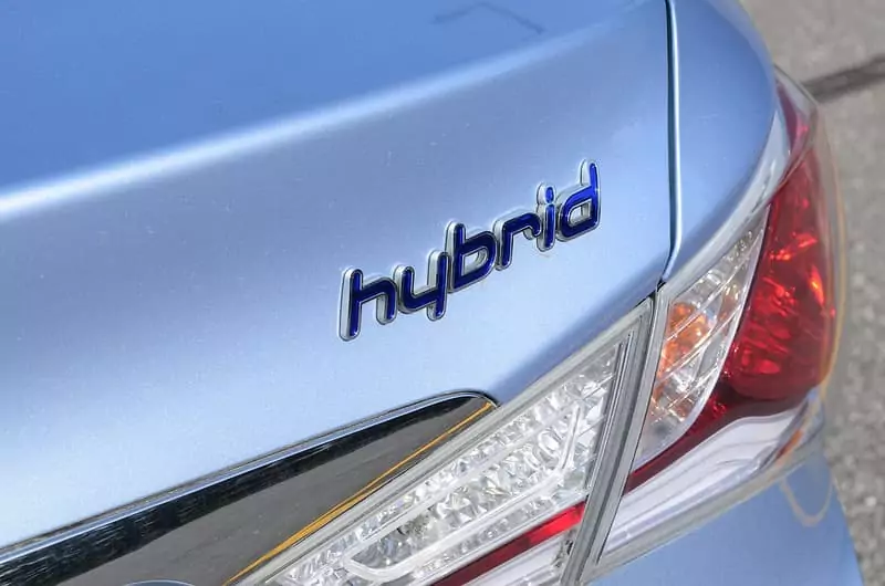 kelebihan mobil hybrid