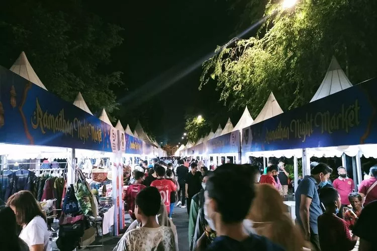 Wisata malam Solo: Pasar malam Ngarsopuro
