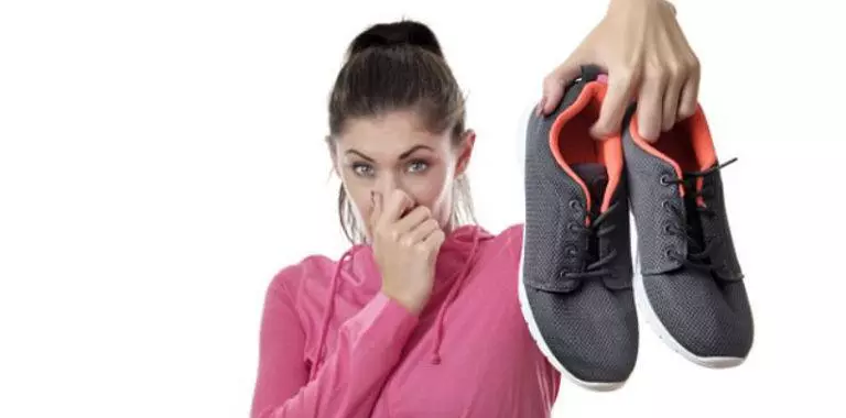 cara mengeringkan sepatu dengan cepat