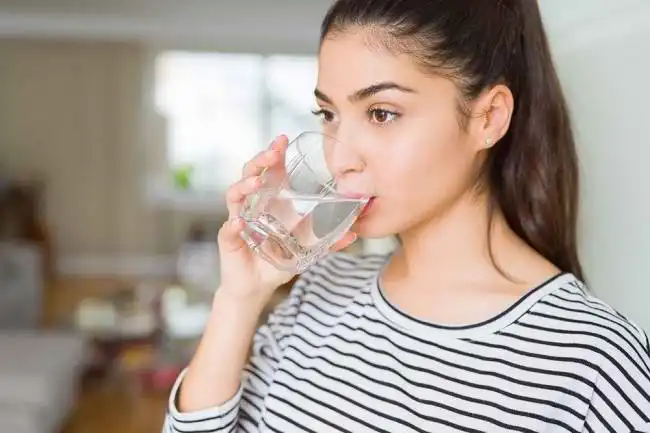 Cara Minum Air Putih Rutin Setiap Pagi
