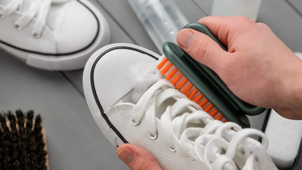 Cara mencuci sepatu putih agar tidak kuning berikut ini dapat kamu terapkan agar sepatu kamu awet. Simak di sini