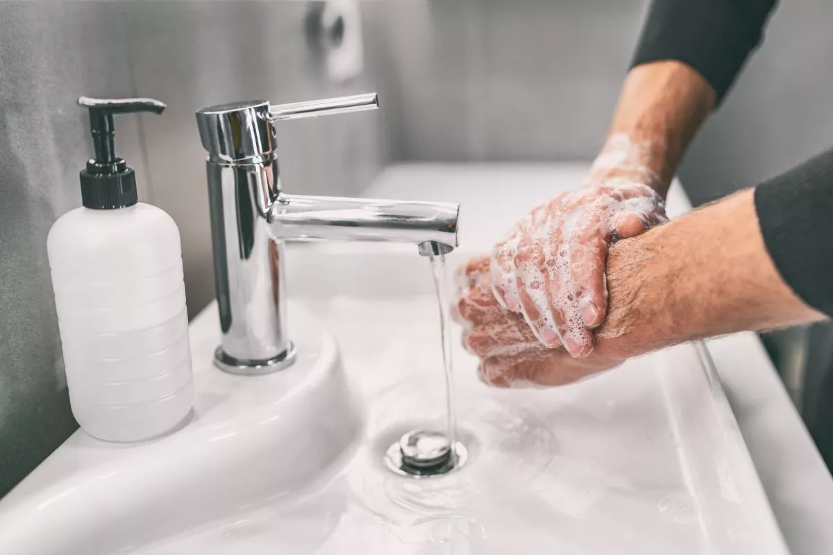 Cara mencuci tangan yang benar: Menggunakan air dan sabun