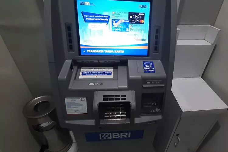 Cara setor tunai di ATM BRI: Menggunakan kartu ATM atau debit
