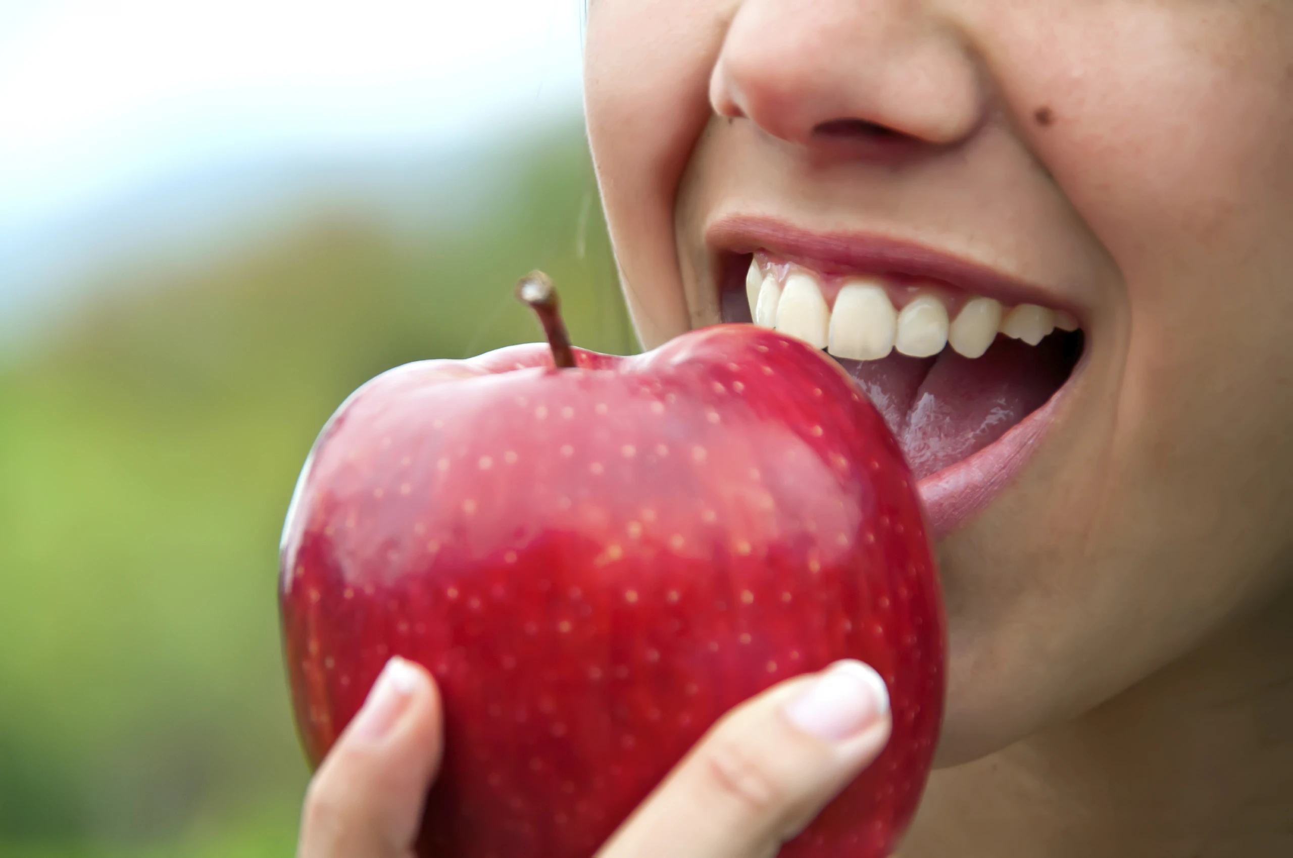 Cara merapikan gigi tonggos secara alami: Mengonsumsi buah