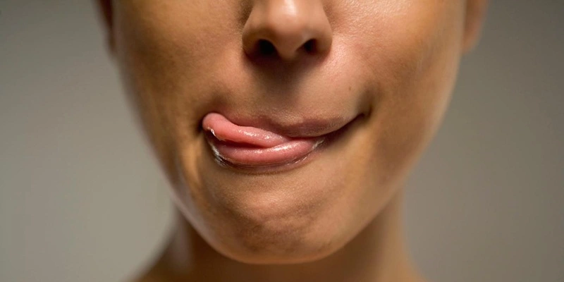 Kebiasaan menjilat bibir (cara menghilangkan bibir hitam dengan cepat)