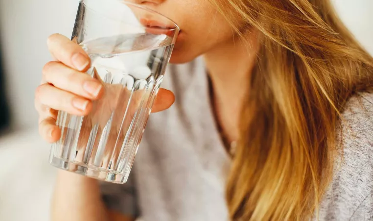 Minum air putih yang cukup mencegah buang air besar berdarah
