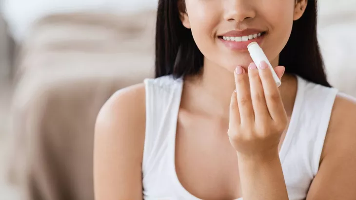 Cara mengecilkan bibir: Menghindari pemakaian lip gloss