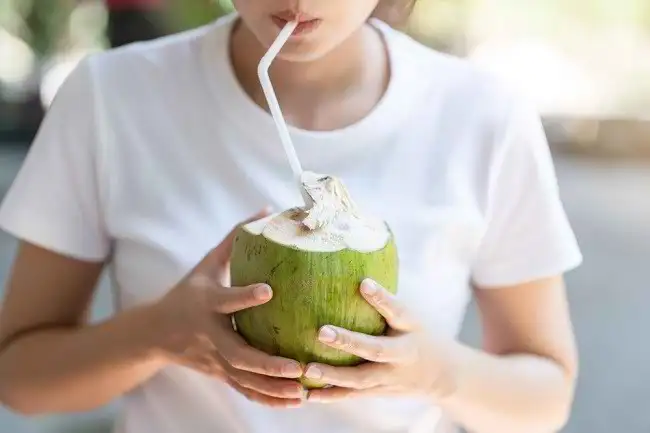 manfaat minum air kelapa