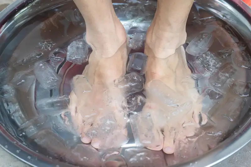 manfaat merendam kaki dengan air es