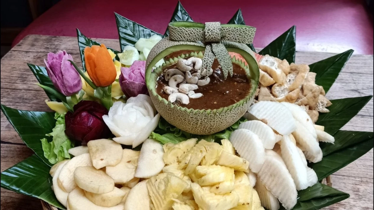 tumpeng rujak buah