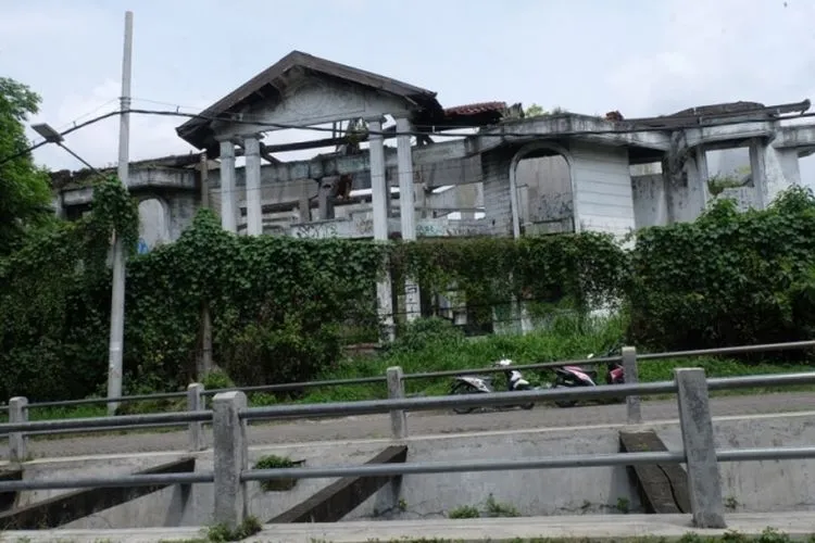 Wisata bukan hanya ke taman hiburan, tapi kamu juga bisa pergi ke tempat angker di berbagai daerah berikut untuk memicu adrenalin!