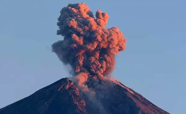 gunung meletus